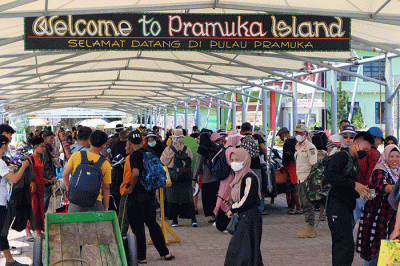 Wisatawan tiba di Dermaga Pelabuhan Pulau Pramuka, Provinsi DKI Jakarta, Sabtu (14/5/2022).