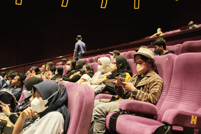 Suasana penonton menunggu film dimulai di biskop kawasan Jakarta Selatan, Minggu (15/5/2022).