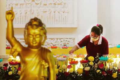 Umat Buddha melaksanakan sembahyang di altar patung Buddha saat Hari Raya Tri Suci Waisak 2566 BE/2022 di Vihara Dhammacakka Jaya, Sunter, Jakarta Utara.