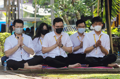 Umat Buddha melaksanakan sembahyang di altar patung Buddha saat Hari Raya Tri Suci Waisak 2566 BE/2022 di Vihara Dhammacakka Jaya, Sunter, Jakarta Utara.
