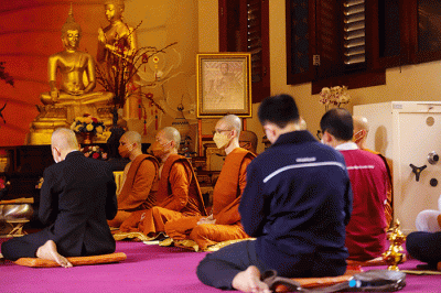 Umat Buddha melaksanakan sembahyang di altar patung Buddha saat Hari Raya Tri Suci Waisak 2566 BE/2022 di Vihara Dhammacakka Jaya, Sunter, Jakarta Utara.