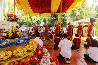Umat Buddha melaksanakan sembahyang di altar patung Buddha saat Hari Raya Tri Suci Waisak 2566 BE/2022 di Vihara Dhammacakka Jaya, Sunter, Jakarta Utara.