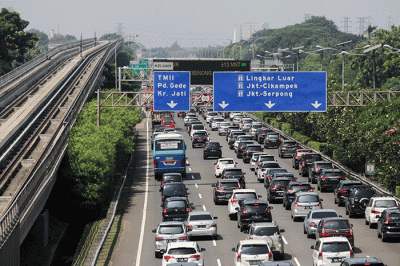 Sejumlah kendaraan terjebak kemacetan di ruas Tol Jagorawi, kawasan Jakarta Timur, Minggu (16/5/2022).