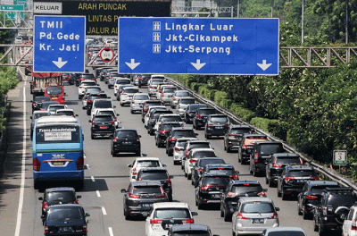 Sejumlah kendaraan terjebak kemacetan di ruas Tol Jagorawi, kawasan Jakarta Timur, Minggu (16/5/2022).