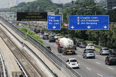 Sejumlah kendaraan terjebak kemacetan di ruas Tol Jagorawi, kawasan Jakarta Timur, Minggu (16/5/2022).