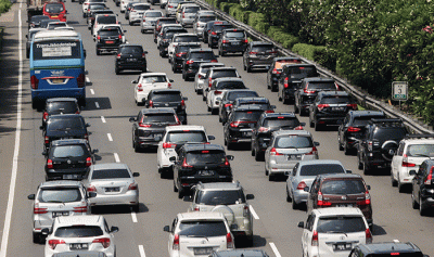 Sejumlah kendaraan terjebak kemacetan di ruas Tol Jagorawi, kawasan Jakarta Timur, Minggu (16/5/2022).