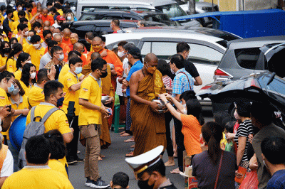 Sejumlah Biksu menerima derma dari umat Buddha saat prosesi pindapata sebagai rangkaian perayaan Tri Suci Waisak 2566 BE/2022 di Makassar, Senin (16/5/2022).