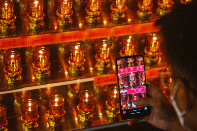 Penyalaan pelita dan lampion rangkaian Trisuci Waisak 2566 BE dilaksanakaan umat Buddha di Wihara Dharmakirti, Palembang, Minggu (15/5/2022).