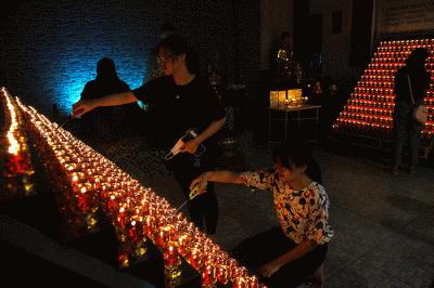 Penyalaan pelita dan lampion rangkaian Trisuci Waisak 2566 BE dilaksanakaan umat Buddha di Wihara Dharmakirti, Palembang, Minggu (15/5/2022).