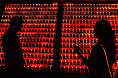 Penyalaan pelita dan lampion rangkaian Trisuci Waisak 2566 BE dilaksanakaan umat Buddha di Wihara Dharmakirti, Palembang, Minggu (15/5/2022).