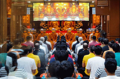 Suasana Perayaan Waisak yang dipimpin oleh Yang Mulia Biksu Aryamaitri Mahasthawira di Wihara Ekayana Arama, Jakarta Barat, Senin (16/5/2022).