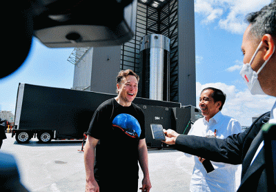 Presiden Joko Widodo berkunjung ke Space X di Boca Chica, Amerika Serikat, Sabtu (14/5/2022).