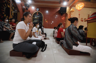 Biksu memimpin ibadah pada rangkaian perayaan Tri Suci Waisak 2566 BE/2022 di Vihara Avalokitesvara, Pondok Cabe, Tangerang Selatan, Banten, Senin (16/5/2022).