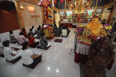 Biksu memimpin ibadah pada rangkaian perayaan Tri Suci Waisak 2566 BE/2022 di Vihara Avalokitesvara, Pondok Cabe, Tangerang Selatan, Banten, Senin (16/5/2022).