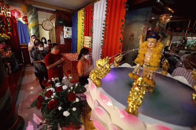 Biksu memimpin ibadah pada rangkaian perayaan Tri Suci Waisak 2566 BE/2022 di Vihara Avalokitesvara, Pondok Cabe, Tangerang Selatan, Banten, Senin (16/5/2022).