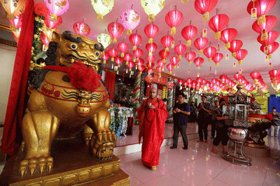 Biksu memimpin ibadah pada rangkaian perayaan Tri Suci Waisak 2566 BE/2022 di Vihara Avalokitesvara, Pondok Cabe, Tangerang Selatan, Banten, Senin (16/5/2022).