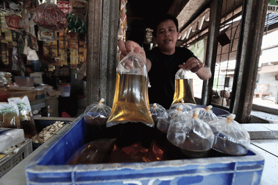 Pedagang menunjukkan minyak goreng curah disalah satu toko di kawasan Kota Bekasi, Jawa Barat, Senin (16/5/2022).