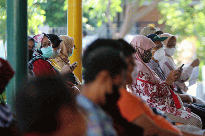 Vaksinator menyuntikkan vaksin Covid-19 kepada warga di RPTRA Kemayoran, Jakarta, Senin (16/5/2022).