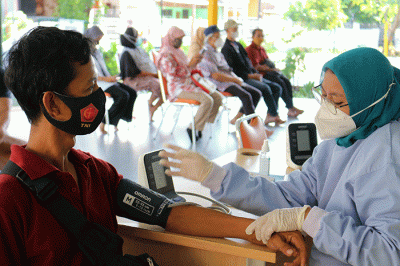 Vaksinator menyuntikkan vaksin Covid-19 kepada warga di RPTRA Kemayoran, Jakarta, Senin (16/5/2022).