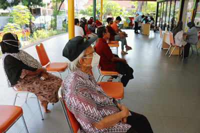 Vaksinator menyuntikkan vaksin Covid-19 kepada warga di RPTRA Kemayoran, Jakarta, Senin (16/5/2022).