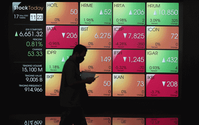 Pengunjung melintas di layar Pergerakan Indeks Harga Saham Gabungan (IHSG), BEI, Selasa (17/5/2022).