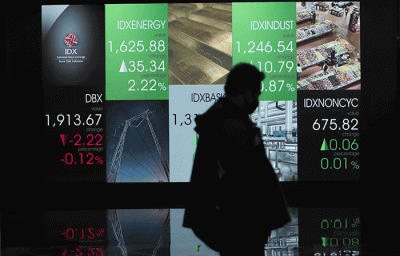 Pengunjung melintas di layar Pergerakan Indeks Harga Saham Gabungan (IHSG), BEI, Selasa (17/5/2022).