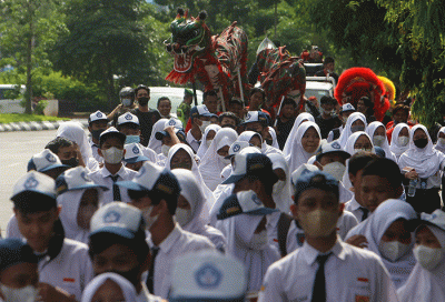 Ratusan warga dari berbagai elemen masyarakat dan lintas agama di Kota Semarang membentangkan bendera Merah Putih raksasa sepanjang sekitar 300 meter.