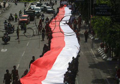 Ratusan warga dari berbagai elemen masyarakat dan lintas agama di Kota Semarang membentangkan bendera Merah Putih raksasa sepanjang sekitar 300 meter.