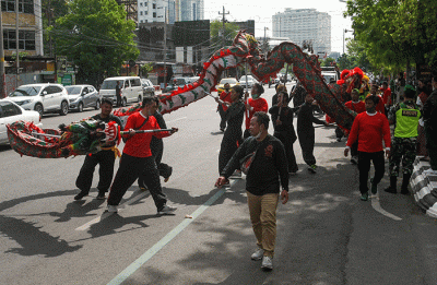 Ratusan warga dari berbagai elemen masyarakat dan lintas agama di Kota Semarang membentangkan bendera Merah Putih raksasa sepanjang sekitar 300 meter.