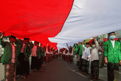 Ratusan warga dari berbagai elemen masyarakat dan lintas agama di Kota Semarang membentangkan bendera Merah Putih raksasa sepanjang sekitar 300 meter.