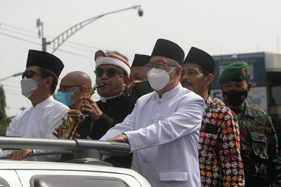 Ratusan warga dari berbagai elemen masyarakat dan lintas agama di Kota Semarang membentangkan bendera Merah Putih raksasa sepanjang sekitar 300 meter.