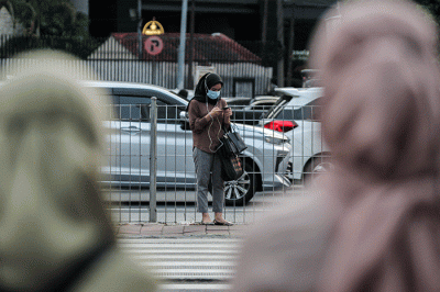 Aktivitas warga saat jam pulang kerja di kawasan Jakarta Pusat, Selasa (17/5/2022).