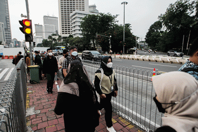 Aktivitas warga saat jam pulang kerja di kawasan Jakarta Pusat, Selasa (17/5/2022).