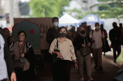 Aktivitas warga saat jam pulang kerja di kawasan Jakarta Pusat, Selasa (17/5/2022).