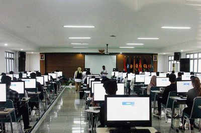 Peserta mengikuti Ujian Tulis Berbasis Komputer (UTBK) Seleksi Bersama Masuk Perguruan Tinggi Negeri (SBMPTN) 2022 gelombang pertama di UPN Jakarta.