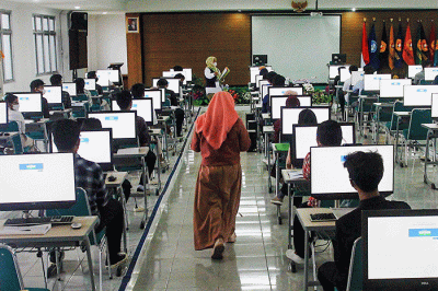 Peserta mengikuti Ujian Tulis Berbasis Komputer (UTBK) Seleksi Bersama Masuk Perguruan Tinggi Negeri (SBMPTN) 2022 gelombang pertama di UPN Jakarta.