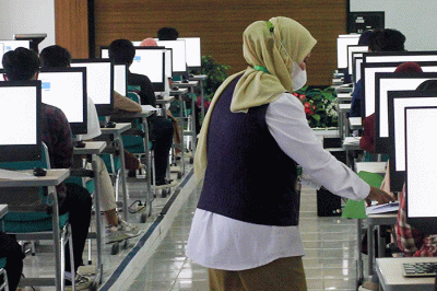 Peserta mengikuti Ujian Tulis Berbasis Komputer (UTBK) Seleksi Bersama Masuk Perguruan Tinggi Negeri (SBMPTN) 2022 gelombang pertama di UPN Jakarta.