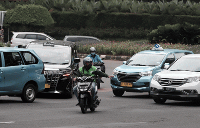 Driver online membawa penumpang di kawasan Bundaran HI, Jakarta, Selasa (17/5/2022).