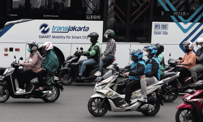 Driver online membawa penumpang di kawasan Bundaran HI, Jakarta, Selasa (17/5/2022).