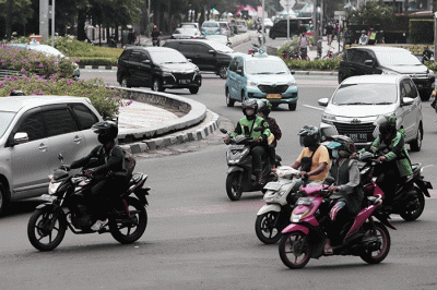 Driver online membawa penumpang di kawasan Bundaran HI, Jakarta, Selasa (17/5/2022).