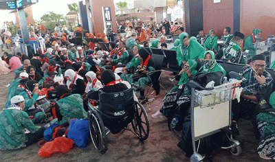Jamaah Umrah memadati Terminal 3 Bandara Soekarno Hatta, Cengkareng, Selasa (17/5/2022).