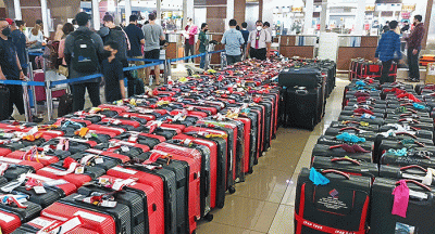 Jamaah Umrah memadati Terminal 3 Bandara Soekarno Hatta, Cengkareng, Selasa (17/5/2022).