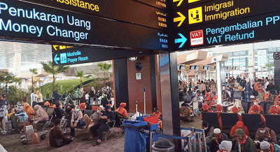 Jamaah Umrah memadati Terminal 3 Bandara Soekarno Hatta, Cengkareng, Selasa (17/5/2022).