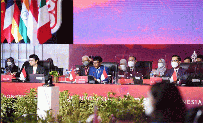 Menkominfo menekankan arti penting mengatasi kesenjangan digital dengan membangun konektivitas digital atau infrastruktur telekomunikasi.