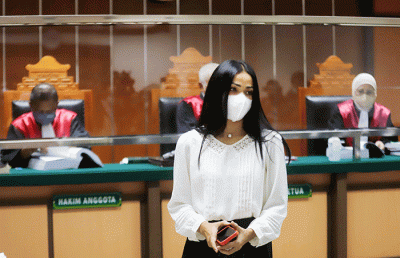 Aktris Nirina Zubir saat hadir sebagai saksi dalam kasus dugaan mafia mafia tanah yang merugikan keluarganya di kantor Pengadilan Negeri Jakarta Barat.