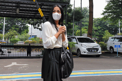 Aktris Nirina Zubir saat hadir sebagai saksi dalam kasus dugaan mafia mafia tanah yang merugikan keluarganya di kantor Pengadilan Negeri Jakarta Barat.