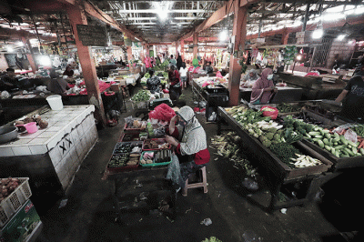 Suasana aktivitas perdagangan di Pasar Kecapi, Kota Bekasi, Jawa Barat.