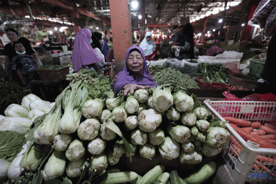 Suasana aktivitas perdagangan di Pasar Kecapi, Kota Bekasi, Jawa Barat.