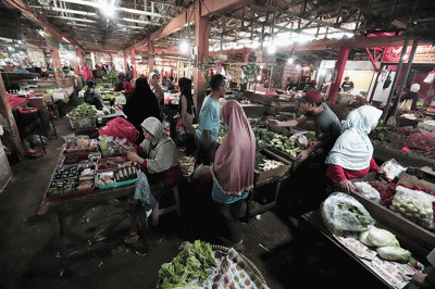 Suasana aktivitas perdagangan di Pasar Kecapi, Kota Bekasi, Jawa Barat.