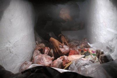 Pedagang menata daging sapi dalam lemari pendingin di Toko Makanan beku Oke Frozen, Makassar, Selasa (17/5/2022).